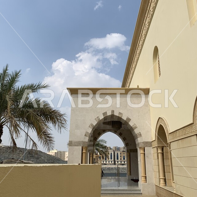 النمو والتقدم العمراني, صورة مقربة لمسجد بلال بن رباح في مكة المكرمة, الفن المعماري على الطراز الحديث لجوامع المملكة العربية السعودية ، الاهتمام بزراعة أشجار النخيل, العبادة و التقرب الى الله ، معالم دينية اسلامية مقدسة .