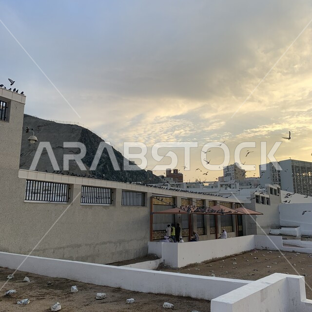 الطبيعة الجبلية المتميزة, اماكن اسلامية مقدسة، قبور الشهداء في مقبرة بني هاشم، مقبرة المعلاة الاسلامية على سفح جبل الحجون في مكة المكرمة, الفن المعماري على الطرازي الحديث للأبراج والمباني في المملكة العربية السعودية، معالم دينية مشهورة .