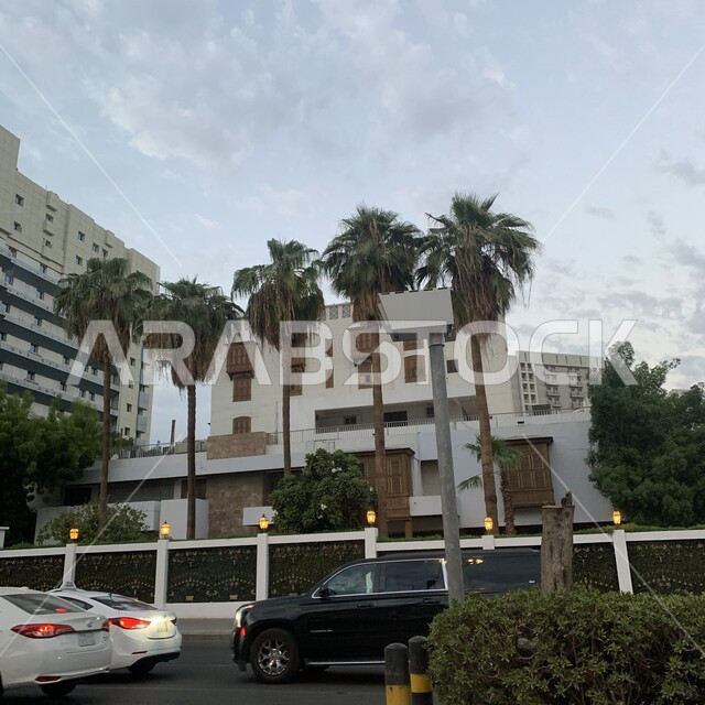 النمو والتقدم العمراني للعمارات والمباني السكنية، معالم واماكن اسلامية دينية مقدسة, الاهتمام بزراعة الأشجار والنباتات الخضراء في مكة المكرمة، حركة السيارات في الطرقات والشوارع المعبدة في المملكة العربية السعودية  .