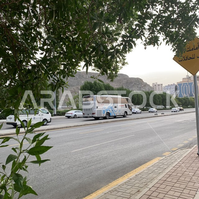 اللافتات التوضيحية لموقف الباصات, معالم واماكن اسلامية دينية مقدسة, الاهتمام بزراعة الأشجار والنباتات الخضراء في مكة المكرمة، حركة السيارات في الطرقات والشوارع المعبدة في المملكة العربية السعودية، وسائل النقل العامة, اسلاميات وعباده .