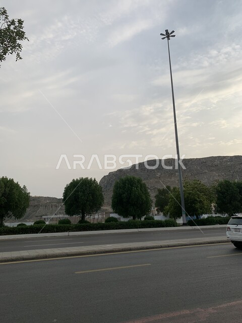 الاهتمام بزراعة الأشجار والنباتات الخضراء في مكة المكرمة، حركة السيارات في الطرقات والشوارع المعبدة في المملكة العربية السعودية، وسائل النقل العامة, معالم واماكن اسلامية دينية مقدسة, الاجواء الضبابية والطبيعة الجبلية, اسلاميات وعباده .