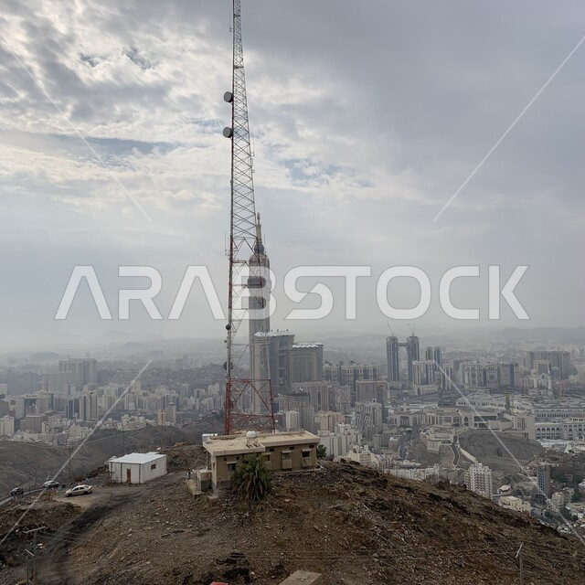 منظر السماء والأجواء الضبابية, صورة مقربة من جبل الرحمة (عرفة) في مكة المكرمة، اداء مناسك الحج والعمرة، موسم الحج في المملكة العربيه السعودية، معالم واماكن اسلامية دينية مقدسة, اسلاميات وعباده .