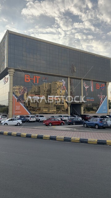  معالم وأماكن سياحيه مشهورة، أسواق شعبية تعرض ثقافة البلد ،قضاء أوقات ممتعه في التجول للتسوق في المحلات التجارية الفكرمة، اصطفاف السيارات في الشوارع ،الطرق المعبدة في المملكة العربيه الخمة في مكة المسعودية, خلفية السماء المليئة بالغيوم البيضاء