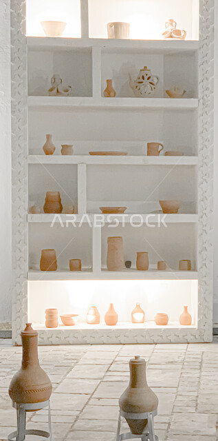 أعمال تراثيه قديمة تقليدية، الحرف والصناعات اليدويه في المملكه العربيه السعوديه, صورة مقربه لجرات وأواني فخارية مصنوعه من الطين في جدة البلد, منتجات شعبية وطنية سعودية