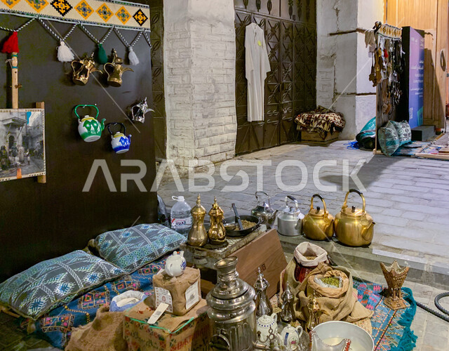 أواني نحاسية تراثية في سوق جدة البلد, أقدم الأسواق الشعبية التقليدية, أماكن ومعالم السياحة المشهورة في المملكة العربية السعودية, الأصالة والعراقة والإرث السعودي