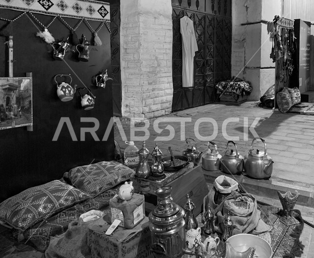 صورة بالأبيض والأسود للأواني النحاسية التراثية في سوق جدة البلد, أقدم الأسواق الشعبية التقليدية, أماكن ومعالم السياحة المشهورة في المملكة العربية السعودية, الأصالة والعراقة والإرث السعودي