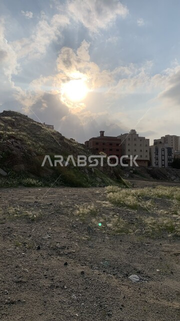 النمو والتقدم العمراني للعمارات والمباني السكنية، القمم و المرتفعات الجبلية ،الفنادق والمنتجعات السياحية ، تلال الردم ومخلفات البناء, الابراج وناطحات السحاب في مكة المكرمة, الطرق والشوارع في السعودية، منظر السماء المليئة بالغيوم البيضاء