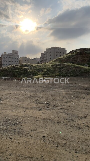 التقدم و التطور العمراني للعمارات والمباني السكنية، القمم و المرتفعات الجبلية ،الفنادق والمنتجعات السياحية ، تلال الردم ومخلفات البناء, الابراج وناطحات السحاب في مكة المكرمة, الطرق والشوارع في السعودية، منظر السماء المليئة بالغيوم البيضاء