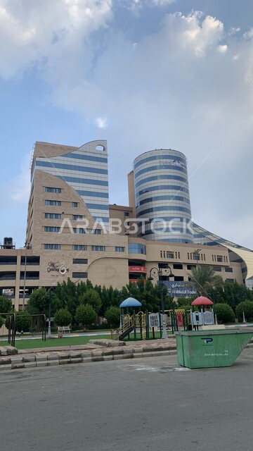 النمو والتقددم العمراني, الفنون والتصاميم الهندسية المعمارية المميزة للأبراج وناطحات السحاب، بناء الاهله مول في حي الرصيفة في مدينة مكة المكرمة قي وقت النهار، منظر السماء المليئة بالغيوم البيضاء، أماكن و معالم سياحية مشهورة