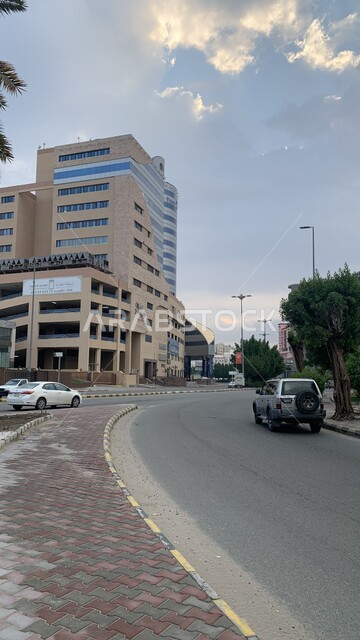 النمو والتقدم العمراني للعمارات والمباني السكنية، معالم واماكن سياحية مشهورة, الاهتمام بزراعة الأشجار والنباتات الخضراء في مكة المكرمة، حركة السيارات في الطرقات والشوارع المعبدة في المملكة العربية السعودية .