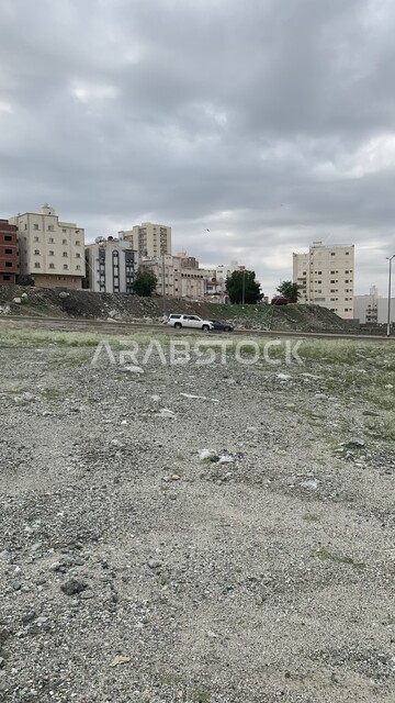 منظر السماء المليئة بالغيوم البيضاء، المباني السكنية في المملكة العربية السعودية, تلال الردم ومخلفات البناء, صورة مقربة لتجمعات الحجار والرمال في مكة المكرمة، معالم واماكن سياحية مشهورة