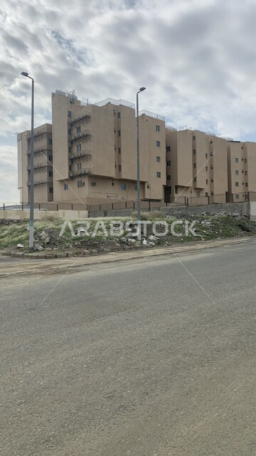 النمو والتقدم العمراني للعمارات والمباني السكنية، معالم واماكن سياحية مشهورة في مكة المكرمة، الطرقات والشوارع المعبدة في المملكة العربية السعودية، خلفية السماء المليئة بالغيوم البيضاء