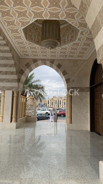 الفن الهندسي المعماري على الطراز الحديث لجوامع المملكة العربية السعودية ، التقدم والنمو العمراني, صورة مقربة لمسجد بلال بن رباح في مكة المكرمة، العبادة و التقرب الى الله ، معالم دينية اسلامية مقدسة