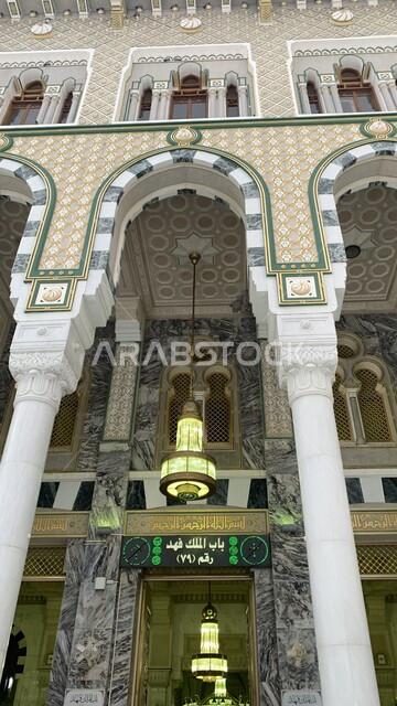 باب الملك فهد في المسجد الحرام في السعودية، الفنون والتصاميم الهندسية المعمارية للديكورات الداخلية للأماكن والمعالم الدينية الاسلامية المقدسة، العبادة والتقرب الى الله ،مقصد المسلمين من شتى أنحاء العالم في مكة المكرمة