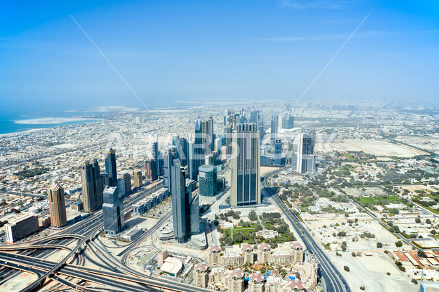 صورة جوية علوية لإمارة دبي، الفن الهندسي المعماري المتقدم للأبراج وناطحات السحاب، شبكة الطرق والمواصلات في الإمارات العربية المتحدة، اماكن ومعالم جذب سياحي