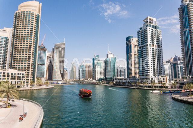 الفن الهندسي المعماري على الطراز الحديث, النمو والتطور العمراني للمباني والمنشآت في مارينا دبي في دولة الإمارات، الأبراج وناطحات السحاب في النهار, معالم ومناطق سياحية مشهورة, وجهة لاستقطاب السائحين.