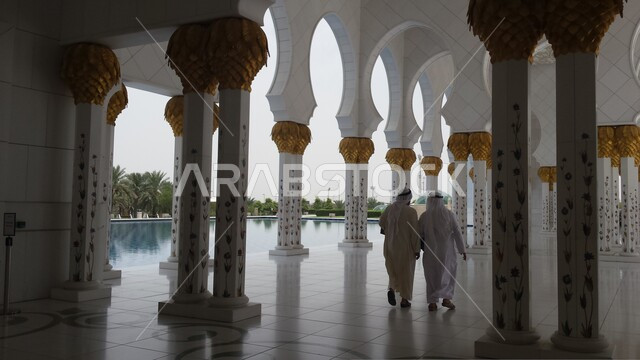 مسجد الشيخ زايد بن سلطان آل نهيان في مدينة أبو ظبي، الفن الهندسي المعماري الإسلامي للمسجد الأبيض في دولة الإمارات، التصاميم المعمارية الاسلامية للأماكن الدينية, معالم استقطاب وجذب الزوار, نداء المسلمين لأداء الفرائض والصلوات