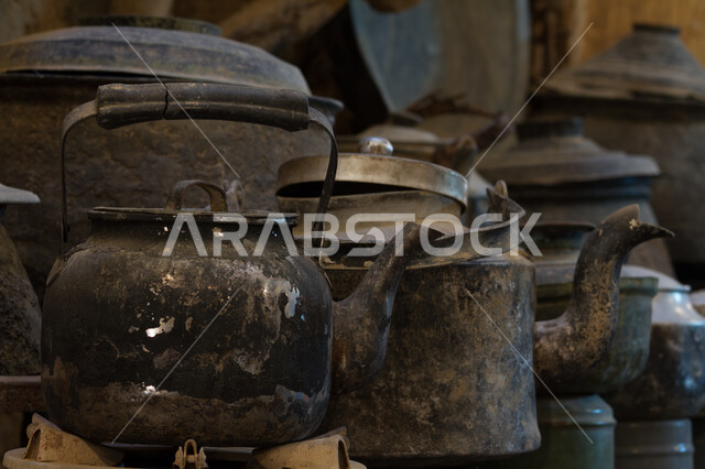 إعداد وتقديم المشروبات الساخنة, صورة مقربة لأبريق الشاي المعدني, معدات عربية شرقية قديمة, الأصالة والتراث السعودي, الأدوات التقليدية في المملكة العربية السعودية