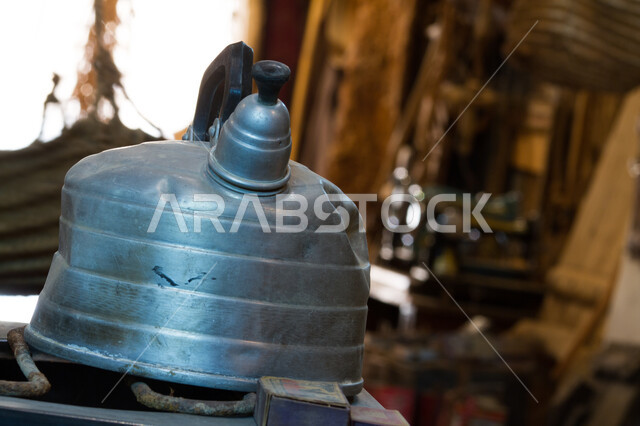 إعداد وتقديم المشروبات الساخنة, صورة مقربة لأبريق الشاي المعدني, معدات عربية شرقية قديمة, الأصالة والتراث السعودي, الأدوات التقليدية في المملكة العربية السعودية