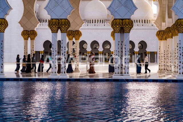 مسجد الشيخ زايد الكبير في وضح النهار، الفنون و التصاميم الهندسية المعمارية للمنشآت والمباني الدينية في أبو ظبي، معالم وأماكن اسلامية مقدسة، مقصد المسلمين من شتى أنحاء العالم، العبادة والتقرب الى الله تعالى