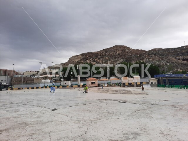 أداء العبادات والتقرب الى الله، الساحات الخارجية للمسجد الحرام، مقصد المسلمين من مختلف البلدان, أماكن ومعالم اسلامية مقدسة, تعزيز الثقافات الدينية ،القمم والمرتفعات الجبلية، مكتبة مكة المكرمة في المملكة العربية السعودية، خلفية السماء الملبدة بالغيوم