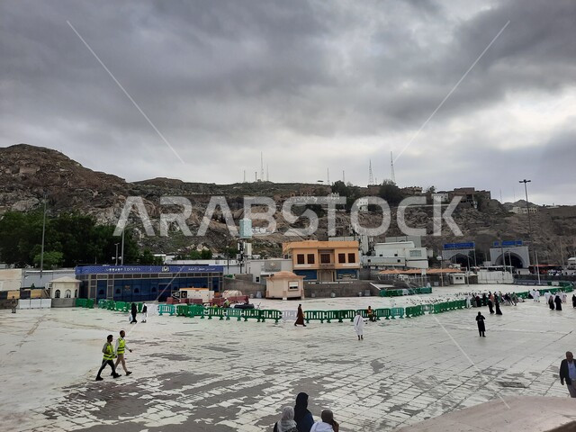الساحات الخارجية للمسجد الحرام، مقصد المسلمين من مختلف البلدان, أماكن ومعالم اسلامية مقدسة, تعزيز الثقافات الدينية ،القمم والمرتفعات الجبلية، مكتبة مكة المكرمة في المملكة العربية السعودية، أداء العبادات والتقرب الى الله، خلفية السماء الملبدة بالغيوم