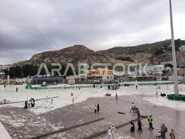  مقصد المسلمين من مختلف البلدان, أماكن ومعالم اسلامية مقدسة, تعزيز الثقافات الدينية ،القمم والمرتفعات الجبلية، مكتبة مكة المكرمة في المملكة العربية السعودية، الساحات الخارجية للمسجد الحرام، أداء العبادات والتقرب الى الله