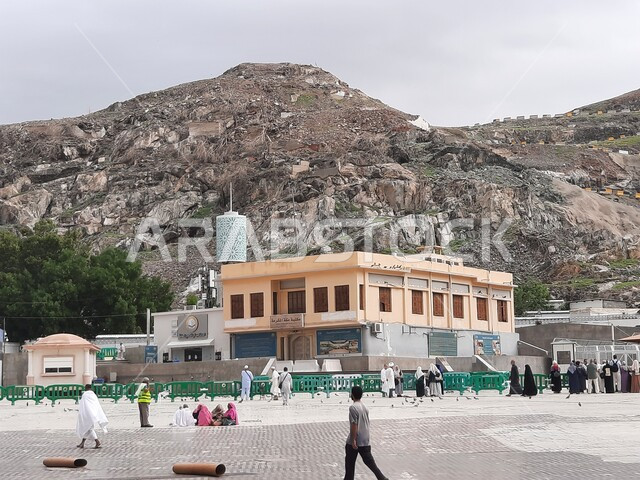 تعزيز الثقافات الدينية ،القمم والمرتفعات الجبلية، مكتبة مكة المكرمة في المملكة العربية السعودية، الساحات الخارجية للمسجد الحرام، أداء العبادات والتقرب الى الله, أماكن ومعالم اسلامية مقدسة, مقصد المسلمين من مختلف البلدان، خلفية السماء الملبدة بالغيوم