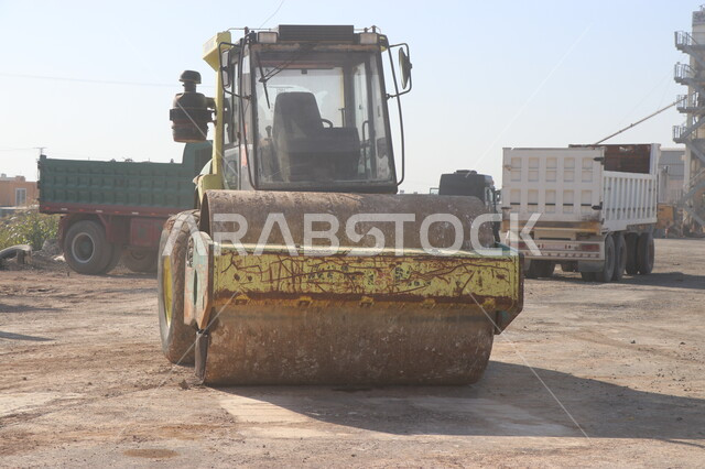 ألة مد الاسفلت بشكل مستوي في الطرقات، مفهوم الهندسة والبناء والتطوير، مهن ووظائف هندسية في السعودية، معمل تكسير الحجارة والآلات الضخمة، قوة وتقنية عملية استخراج وتحطيم الصخور، آلات ومعدات ثقيلة