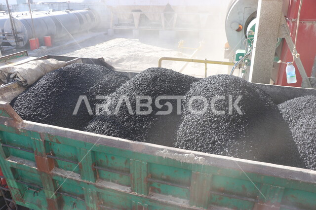 شاحنة كبيرة معبئة بالرمال والحصى، مفهوم الهندسة والبناء والتطوير، مهن ووظائف هندسية في السعودية، معمل تكسير الحجارة والآلات الضخمة، قوة وتقنية عملية استخراج وتحطيم الصخور، آلات ومعدات ثقيلة