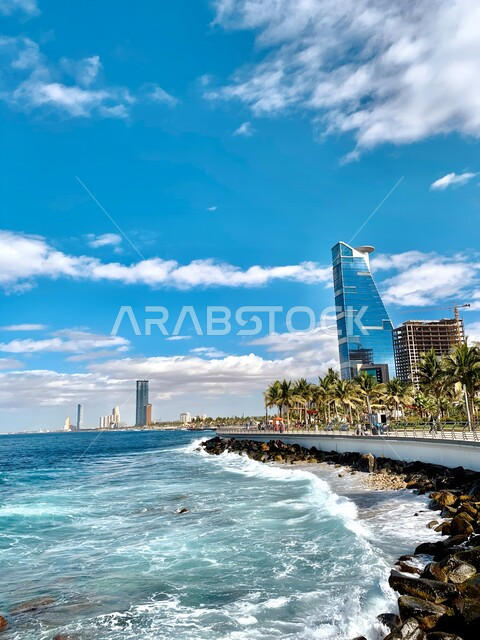 الأبراج وناطحات السحاب في المدينة الساحلية, الفن الهندسي المعماري لمبنى برج الكورنيش في مدينة جدة, الواجهة البحرية في المملكة العربية السعودية, الاستمتاع بالمناظر الطبيعية المائية, الأفق والمعالم التجارية المشهورة في وقت النهار