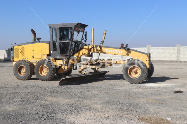 تعبيد الشوارع الرئيسية، مفهوم الهندسة والبناء والتطوير، مهن ووظائف هندسية في السعودية، معمل تكسير الحجارة والآلات الضخمة، قوة وتقنية عملية استخراج وتحطيم الصخور، آلات ومعدات ثقيلة، ألة مد الاسفلت بشكل مستوي في الطرقات