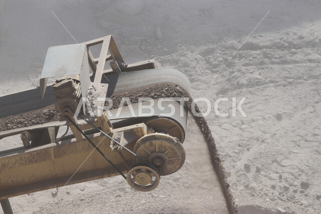 قوة وتقنية عملية استخراج وتحطيم القطع الصخرية، معمل تكسير الحجارة والآلات الضخمة، مفهوم الهندسة والبناء والتطوير، مهن ووظائف هندسية في السعودية، آلات ومعدات ثقيلة