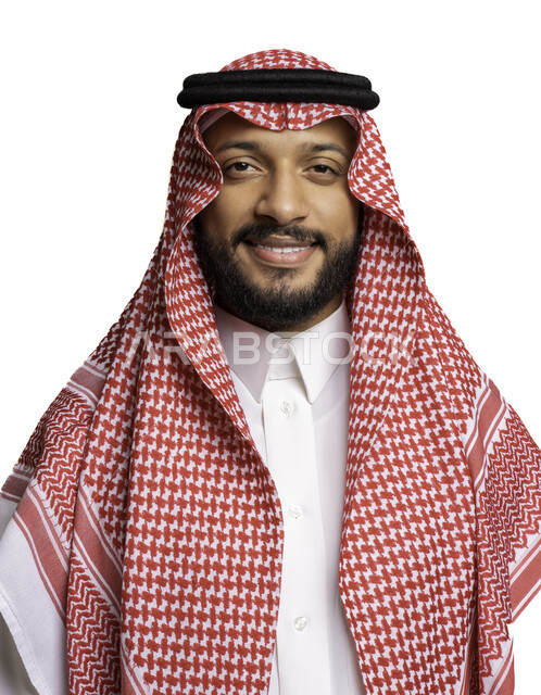  الاعتناء والاهتمام بالمظهر الخارجي، مفهوم الاناقة والرجولة، ألتقاط صور شخصية للوثائق الرسمية، بورتريه مقرب لشاب عربي خليجي سعودي مبتسم يرتدي الشماغ والثوب التقليدي ينظر الى الكاميرا بتعابير السرور والثقة بالنفس، خلفية بيضاء