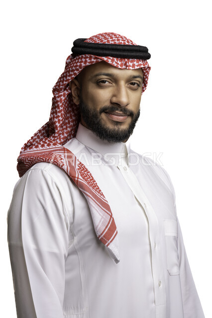 مفهوم الاناقة والرجولة، ألتقاط صور شخصية للوثائق الرسمية، بورتريه مقرب لشاب عربي خليجي سعودي مبتسم يرتدي الشماغ والثوب التقليدي ينظر الى الكاميرا بتعابير السرور والثقة بالنفس، الاعتناء والاهتمام بالمظهر الخارجي، خلفية بيضاء
