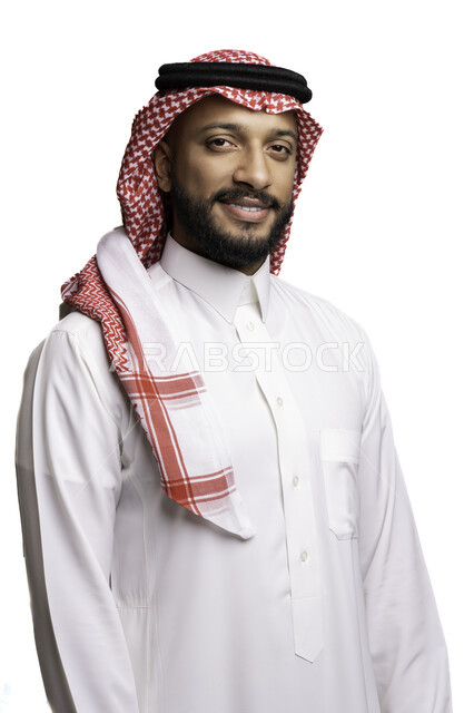 ألتقاط صور شخصية للوثائق الرسمية، بورتريه مقرب لشاب عربي خليجي سعودي مبتسم يرتدي الشماغ والثوب التقليدي ينظر الى الكاميرا بتعابير السرور والثقة بالنفس، مفهوم الاناقة والرجولة، الاعتناء والاهتمام بالمظهر الخارجي، خلفية بيضاء