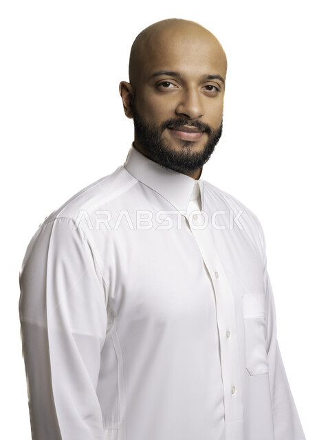 ألتقاط صور شخصية للوثائق الرسمية، بورتريه مقرب لشاب عربي خليجي سعودي مبتسم يرتدي الثوب التقليدي ينظر الى الكاميرا بتعابير السرور والثقة بالنفس، مفهوم الاناقة والرجولة، الاعتناء والاهتمام بالمظهر الخارجي، خلفية بيضاء