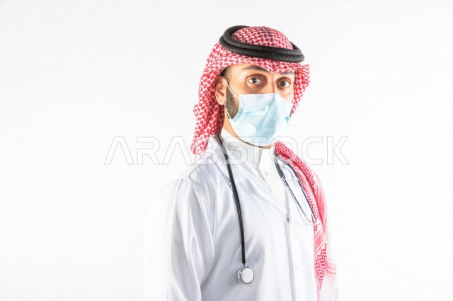 طبيبب سعودي يرتدي الكمامة ، اتباع اجراءات السلامة ، يقدم خدماته للمرضى بكل كفاءه  ، خلفية بيضاء، مفهوم الطب والرعاية الصحية