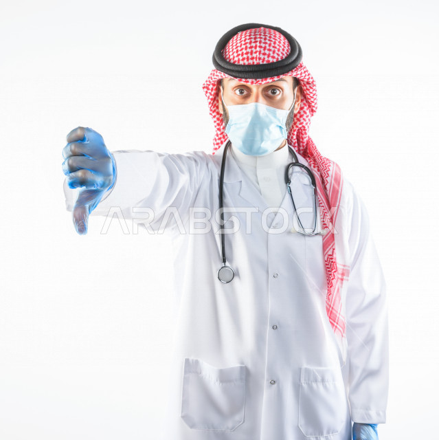 طبيبب سعودي يرتدي الكمامة ، اتباع اجراءات السلامة ، يقدم خدماته للمرضى بكل كفاءه  ، خلفية بيضاء، مفهوم الطب والرعاية الصحية