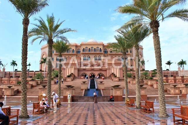 قصر الإمارات في أبو ظبي، التراث العربي الأصيل وفن العمارة في الماضي، أماكن ومعالم سياحية تاريخية قديمة، مباني طينية أثرية من التراث الإماراتي، الاهتمام بزراعة أشجار النخيل