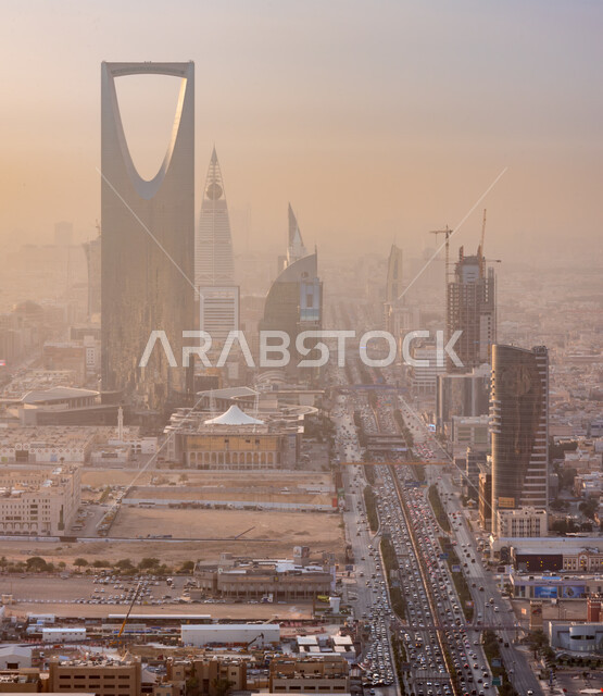 الفن الهندسي المعماري لبرج المملكة في مدينة الرياض، التصميم المتطور والحديث للأبراج وناطحات السحاب، جذب السياح الأجانب إلى المعالم والأماكن المشهورة، صورة علوية للمباني والمنشآت السكنية وقت غروب الشمس في السعوديه