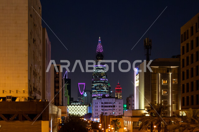 معالم ومباني مشهورة في الرياض، برج الفيصلية المضاء في مدينة الرياض وقت الليل، الفنون و التصاميم الهندسية المعمارية للأبراج وناطحات السحاب في المملكة العربية السعودية، النمو والتطور العمراني