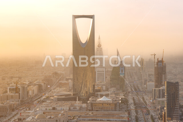 التصميم المتطور والحديث للأبراج وناطحات السحاب، جذب السياح الأجانب إلى المعالم والأماكن المشهورة، الفن الهندسي المعماري لبرج المملكة في مدينة الرياض، صورة علوية للمباني والمنشآت السكنية وقت غروب الشمس في السعوديه