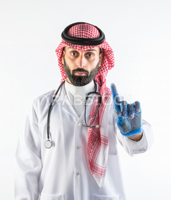 بورتريه لطبيبب سعودي خليجي مبتسم و ينظر للكاميرا ، يقدم خدماته للمرضى بكل كفاءه  ، خلفية بيضاء، مفهوم الطب والرعاية الصحية