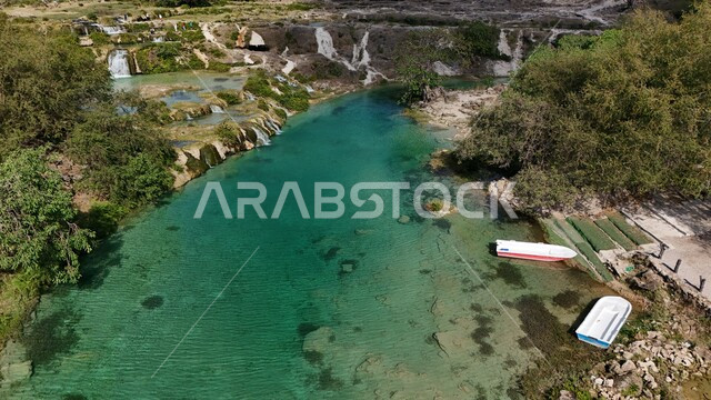 الاستمتاع بالمناظر الهادئة في وقت النهار, صورة علوية لوادي دربات في مدينة صلاله, أماكن السياحة في سلطنة عمان, معالم سياحية طبيعية مشهورة, مناطق السفر وقضاء الوقت الممتع