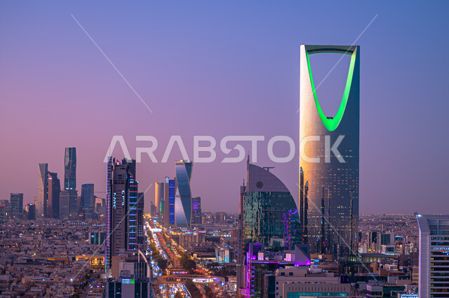 معالم ومباني مشهورة في العاصمة، الفن الهندسي المعماري لمبنى برج المملكة المضاء باللون الأخضر في اليوم الوطني السعودي في 23 سبتمبر، الفنون والتصاميم الهندسية المعمارية للأبراج وناطحات السحاب التجارية والاقتصادية في السعودية، النمو والتطور العمراني