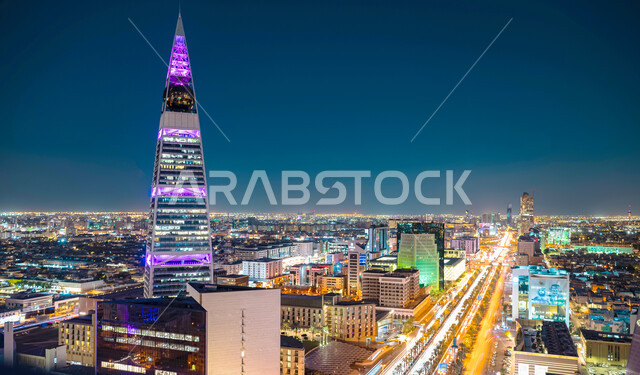 النمو والتطور العمراني لأفق مدينة الأضواء, برج الفيصلية المضاء في مدينة الرياض في وقت الليل، معالم ومباني تجارية واقتصادية مشهورة في العاصمة، الفن الهندسي المعماري للأبراج وناطحات السحاب في المملكة العربية السعودية