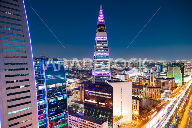 النمو والتطور العمراني لأفق مدينة الأضواء, برج الفيصلية المضاء في مدينة الرياض في وقت الليل، معالم ومباني تجارية واقتصادية مشهورة في العاصمة، الفن الهندسي المعماري للأبراج وناطحات السحاب في المملكة العربية السعودية