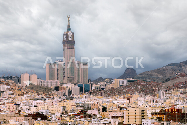 الفن الهندسي المعماري لمبنى برج الساعة الملكي في مكة المكرمة, معالم وأماكن دينية مقدسة, الأبراج والمباني وناطحات السحاب في المملكة العربية السعودية, الأفق في المناطق الجبلية المرتفعة, السماء الملبدة بالغيوم القطينة