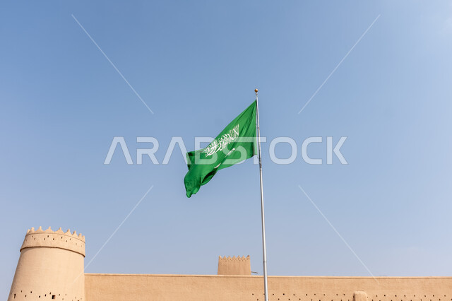 الهندسة المعمارية والمباني الطينية القديمة، احياء ذكرى اليوم الوطني 23 سبتمبر، سارية العلم الوطني السعودي يرفرف في السماء، قصر المصمك التاريخي في مدينة الرياض في المملكة العربية السعودية، أماكن ومعالم أثرية سياحية، الاحتفال بيوم العلم السعودي 11 مارس
